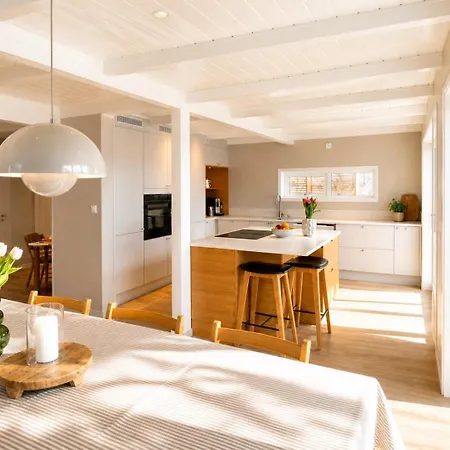 Villa Ihugas - A Modern Family Close To The Sea *