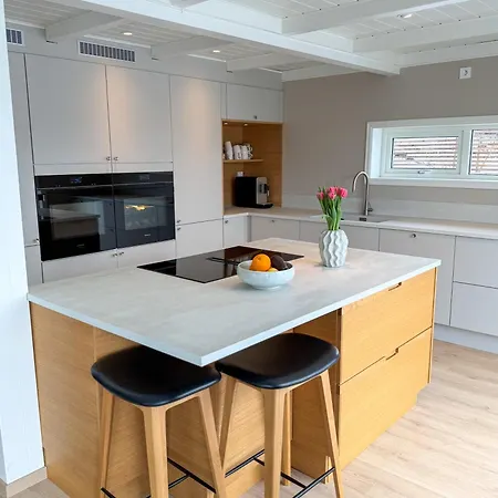 Ihugas - A Modern Family Close To The Sea Villa *